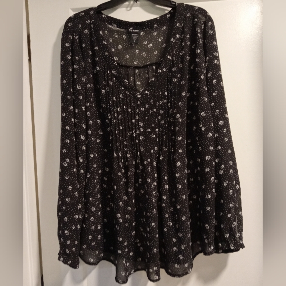 Torrid Semi Sheer Black White Floral Polka Dot V neck Blouse Pintucks EUC 3X